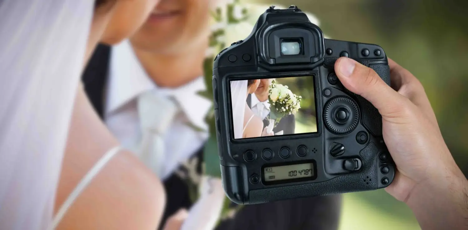Zusammengesetztes Bild der beschnittenen Hand des Fotografen, der die Kamera hält