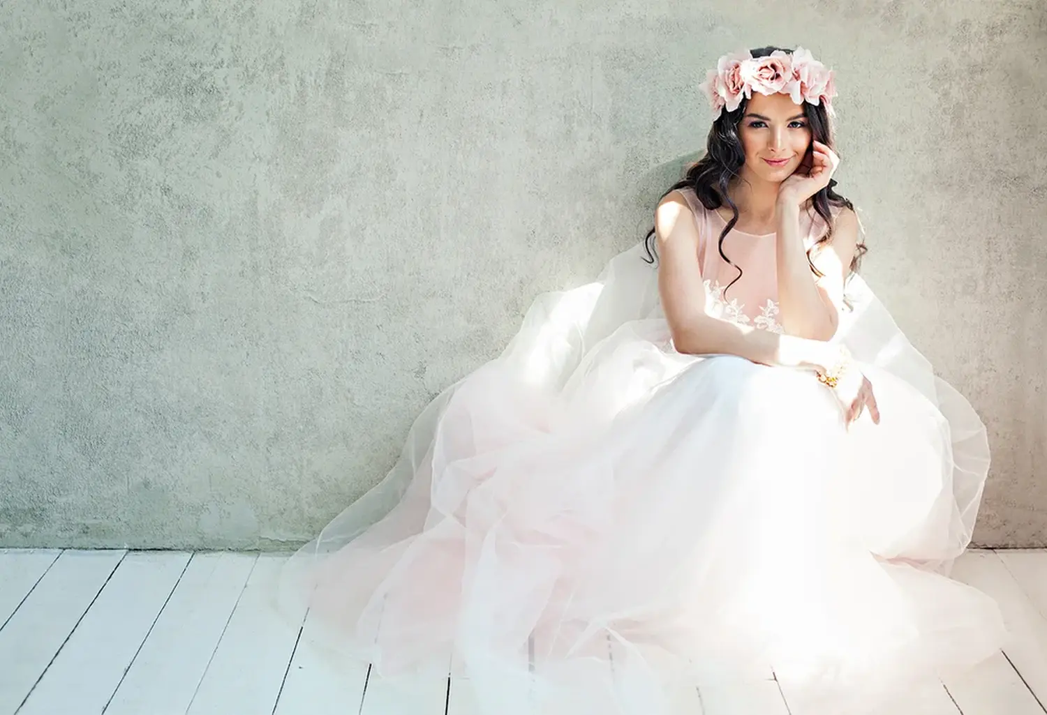 Wunderschöne Braut in einem Hochzeitskleid aus Tüll mit Rosenmuster, Lifestyle-Porträt