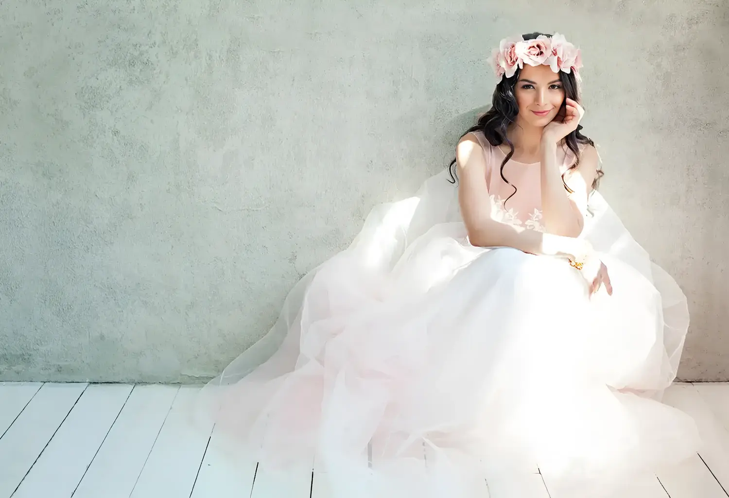 Wunderschöne Braut in einem Hochzeitskleid aus Tüll mit Rosenmuster, Lifestyle-Porträt